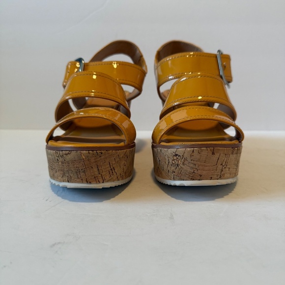 Donald Pliner NIB Iriving Wedge Sandal Yellow Size 10M - Picture 3 of 14